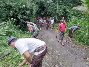 Bersama Warga Jegu, Babinsa Turut Ngayah Jaga Kebersihan Pura Dalem