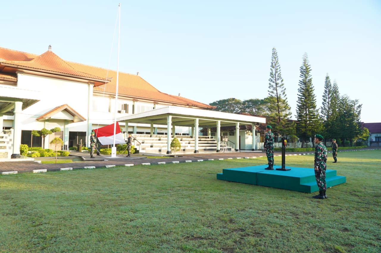 Kasdam IX/Udayana Brigjen TNI Taufiq Hanafi memimpin Upacara Peringatan Hari Kebangkitan Nasional (Harkitnas) ke-118 Tahun 2026 yang berlangsung di Lapangan Makorem 163/Wira Satya, Denpasar